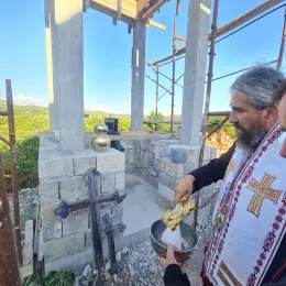 Освећење крстова и звона за цркву Светог Илије у селу Мужевице у Бањанима