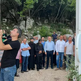 Епископ Методије освештао крст у мјесту Ратишевина код Херцег Новог