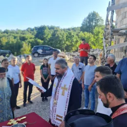Освећење крстова и звона за цркву Светог Илије у селу Мужевице у Бањанима