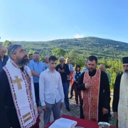 Освећење крстова и звона за цркву Светог Илије у селу Мужевице у Бањанима
