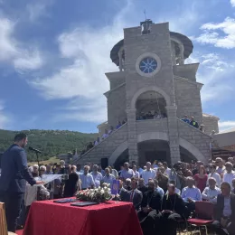 Прослављена храмовна слава цркве Светог свештеномученика Атиногена на Вучјем долу