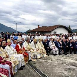 Патријарх Порфирије на обележавању 31. годишњице великог страдања Срба у Средњем Подрињу и Бирчу