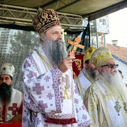 Патријарх Порфирије на обележавању 31. годишњице великог страдања Срба у Средњем Подрињу и Бирчу