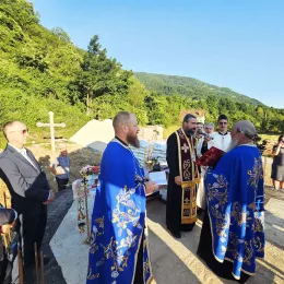 Епископ Методије освештао камен темељац цркве Светог Киријака Отшелника у Новшићу код Плава