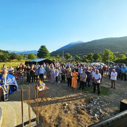 Епископ Методије освештао камен темељац цркве Светог Киријака Отшелника у Новшићу код Плава