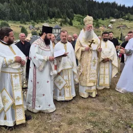 Митрополит Јоаникије служио Литургију и освештао звона у цркви Полагања ризе Пресвете Богородице у Прошћенским Жарима код Мојковца