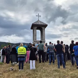 Митрополит Јоаникије служио Литургију и освештао звона у цркви Полагања ризе Пресвете Богородице у Прошћенским Жарима код Мојковца