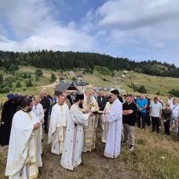Митрополит Јоаникије служио Литургију и освештао звона у цркви Полагања ризе Пресвете Богородице у Прошћенским Жарима код Мојковца
