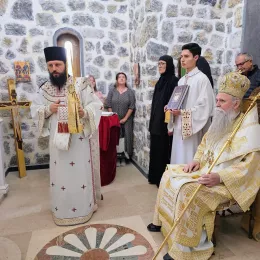 Митрополит Јоаникије служио Литургију и освештао звона у цркви Полагања ризе Пресвете Богородице у Прошћенским Жарима код Мојковца