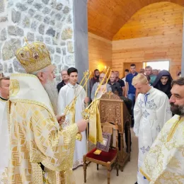 Митрополит Јоаникије служио Литургију и освештао звона у цркви Полагања ризе Пресвете Богородице у Прошћенским Жарима код Мојковца