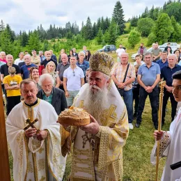 Митрополит Јоаникије служио Литургију и освештао звона у цркви Полагања ризе Пресвете Богородице у Прошћенским Жарима код Мојковца