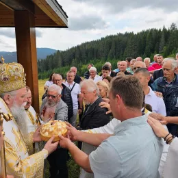 Митрополит Јоаникије служио Литургију и освештао звона у цркви Полагања ризе Пресвете Богородице у Прошћенским Жарима код Мојковца