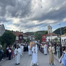 Петровданска Литија у Бијелом Пољу: Литија у граду Мирослављевог јеванђеља окупила велики број вјерника