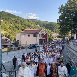 Петровданска Литија у Бијелом Пољу: Литија у граду Мирослављевог јеванђеља окупила велики број вјерника