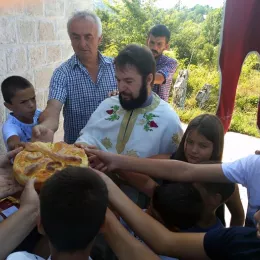 Црква Успења Пресвете Богородице у Пошћењу прославила храмовну славу