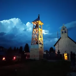 На обновљеном звонику поред храма Преображења Господњег на Жабљаку заблистало крсно знамење и звоно