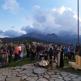 На обновљеном звонику поред храма Преображења Господњег на Жабљаку заблистало крсно знамење и звоно