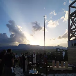 На обновљеном звонику поред храма Преображења Господњег на Жабљаку заблистало крсно знамење и звоно