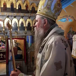 Владика Јоаникије одликовао Вука Вуковића, бившег полицајца из Будве