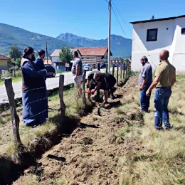 Kапија цркве Светог Василија Острошког у Мартиновићима код Гусиња