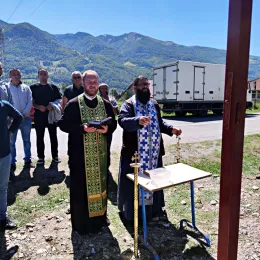 Kапија цркве Светог Василија Острошког у Мартиновићима код Гусиња