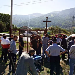 Kапија цркве Светог Василија Острошког у Мартиновићима код Гусиња