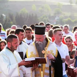 Митрополит Јоаникије освештао темеље храма Светога архангела Гаврила у Петњику