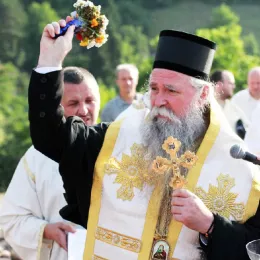 Митрополит Јоаникије освештао темеље храма Светога архангела Гаврила у Петњику