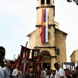 Патријарх Порфирије предводио литију са чудотворном иконом Богородице Савинске