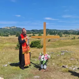Епископ Методије освештао крст у мјесту Горанско код Плужина