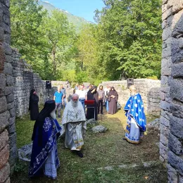 Епископ Методије служио Литургију на остацима цркве Шћепанице на Шћепан Пољу