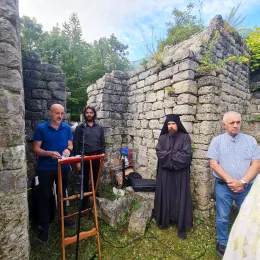 Епископ Методије служио Литургију на остацима цркве Шћепанице на Шћепан Пољу