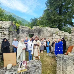 Епископ Методије служио Литургију на остацима цркве Шћепанице на Шћепан Пољу