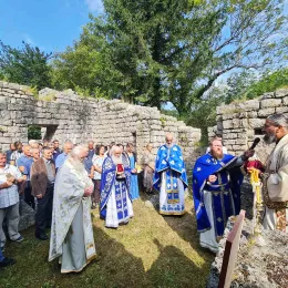 Епископ Методије служио Литургију на остацима цркве Шћепанице на Шћепан Пољу