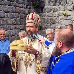 Епископ Методије служио Литургију на остацима цркве Шћепанице на Шћепан Пољу