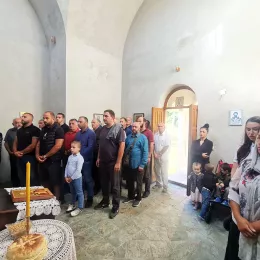 Света Архијерејска Литургија и црквено-народно сабрање у Војном Селу