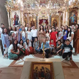 Хор Преподобне мати Ангелине на поклоњењу кивотима светих који почивају на Фрушкој Гори