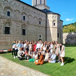 Хор Преподобне мати Ангелине на поклоњењу кивотима светих који почивају на Фрушкој Гори