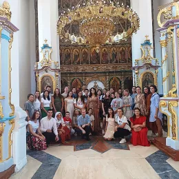 Хор Преподобне мати Ангелине на поклоњењу кивотима светих који почивају на Фрушкој Гори