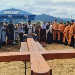 Преосвећени Епископи Атанасије и Методије освештали крсно знамење у Косаници