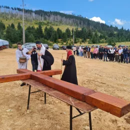 Преосвећени Епископи Атанасије и Методије освештали крсно знамење у Косаници