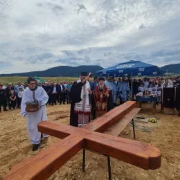 Преосвећени Епископи Атанасије и Методије освештали крсно знамење у Косаници