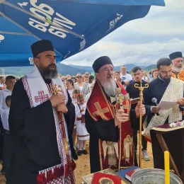 Преосвећени Епископи Атанасије и Методије освештали крсно знамење у Косаници