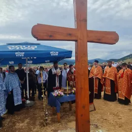 Преосвећени Епископи Атанасије и Методије освештали крсно знамење у Косаници