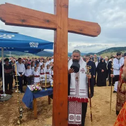 Преосвећени Епископи Атанасије и Методије освештали крсно знамење у Косаници