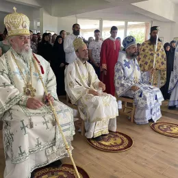 Свенародно сабрање пред иконом Пресвете Богородице Тројеручице у Кличеву