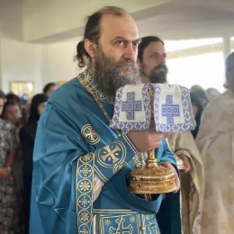 Свенародно сабрање пред иконом Пресвете Богородице Тројеручице у Кличеву