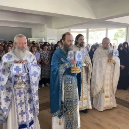 Свенародно сабрање пред иконом Пресвете Богородице Тројеручице у Кличеву