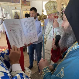 Свенародно сабрање пред иконом Пресвете Богородице Тројеручице у Кличеву