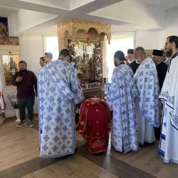 Свенародно сабрање пред иконом Пресвете Богородице Тројеручице у Кличеву